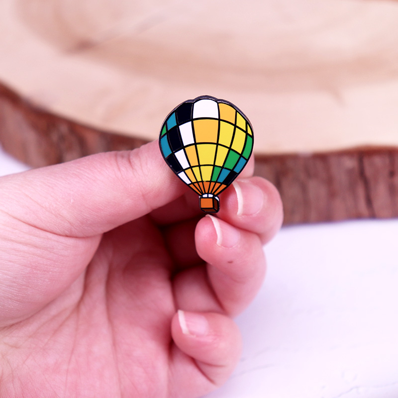 Spilla smaltata con mongolfier - Embroidery Bali recensione e prezzo