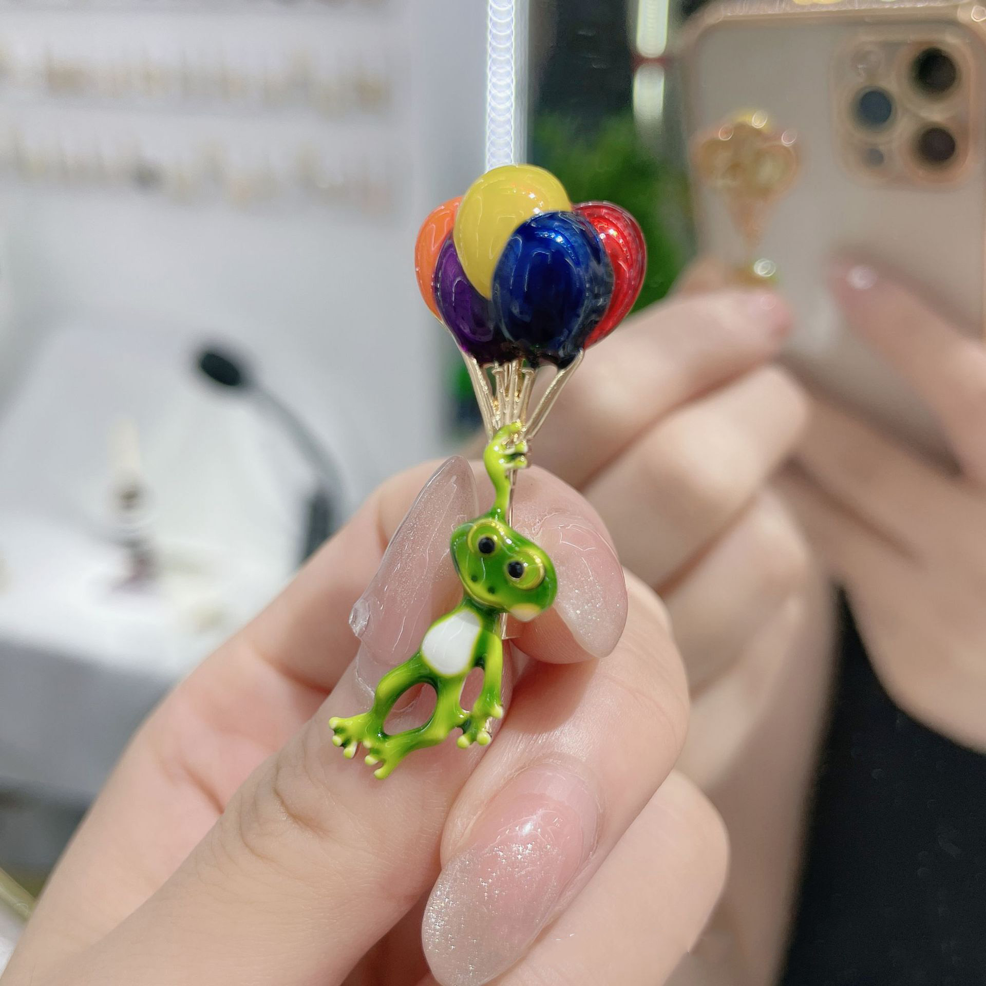 Vivid Frog Holding palloncino  - Embroidery Bali recensione e prezzo