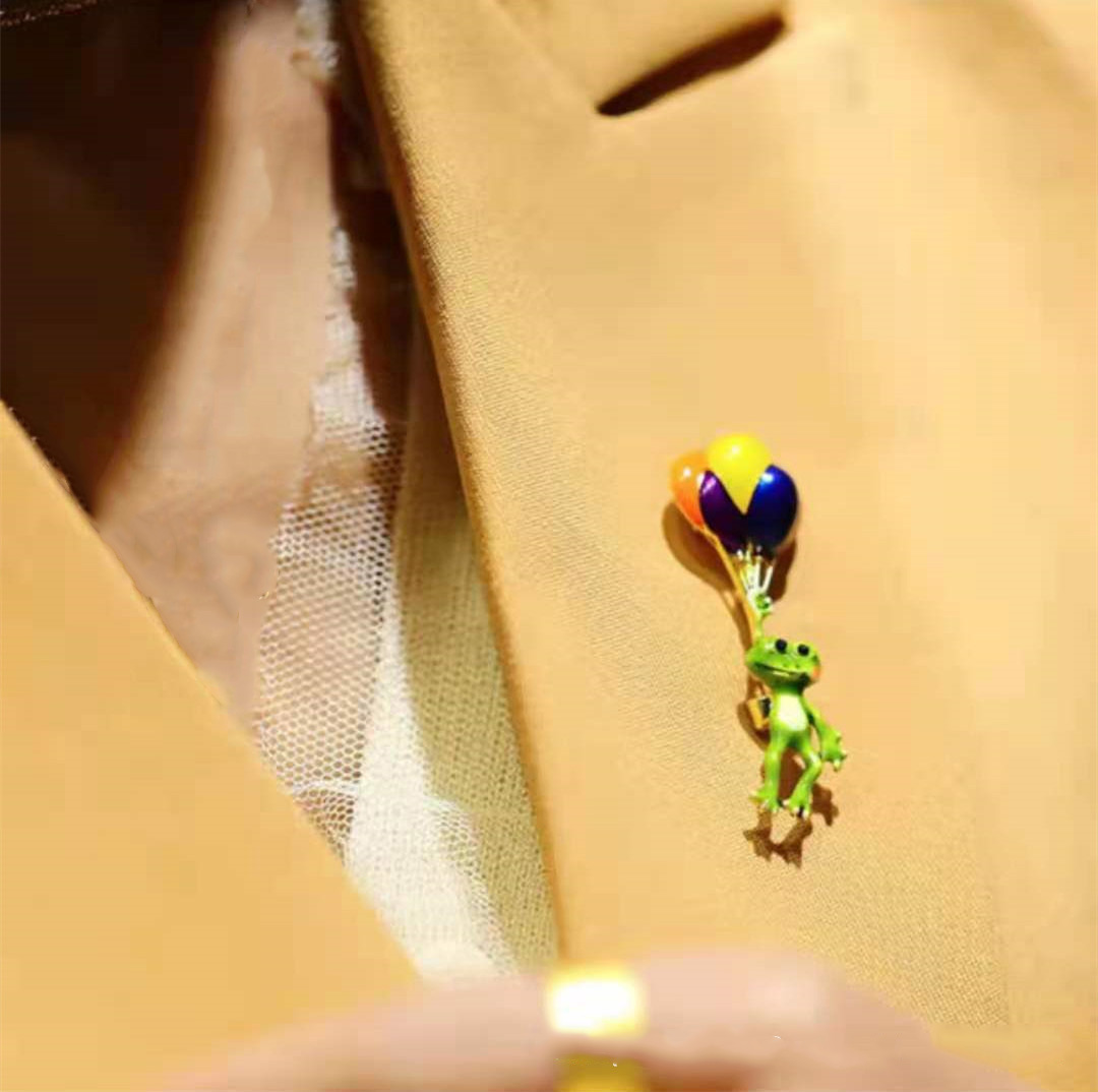 Vivid Frog Holding palloncino  - Embroidery Bali recensione e prezzo